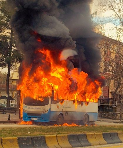 Seyir halindeki halk otobüsü alev alev yandı