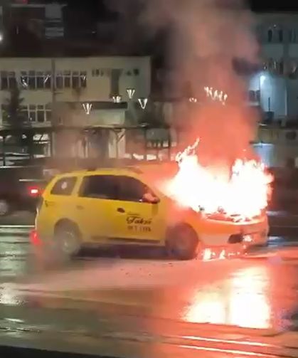 Yolda ilerleyen taksi alevlere teslim oldu