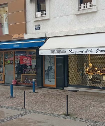 Son anda kapıyı kapatan kuyumcu, soygunu önledi