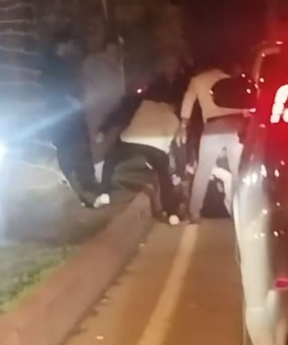 Tartıştıkları kişiyi yere yatırıp darbettiler