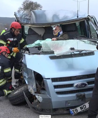 TIR'a çarpan minibüsün sürücüsü, araçtan güçlükle çıkarıldı