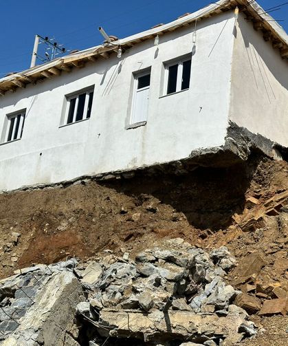 İstinat duvarı çöktü, evin temeli ortaya çıktı