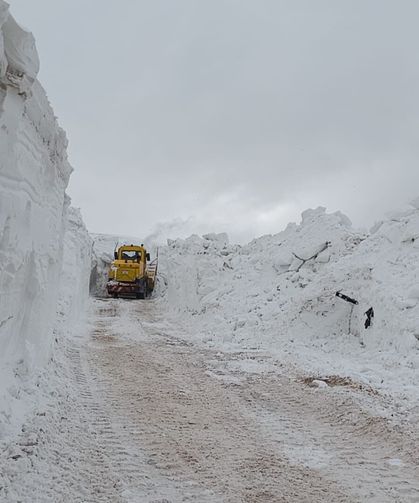 Van’da ekiplerin zorlu karla mücadele çalışması