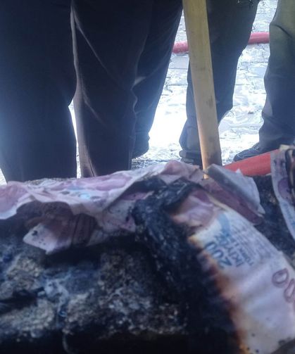 Evinde çıkan yangında 183 bin TL’si de yandı