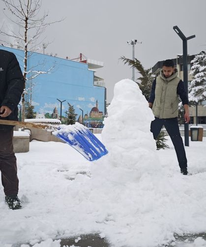 Van'da 143 yerleşim yerinin yolu kardan kapandı