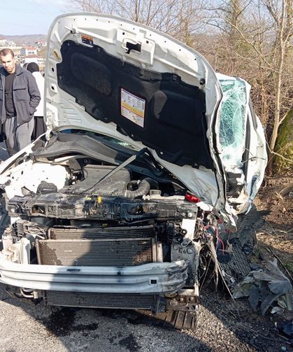 İşçi servisi ile otomobil çarpışt: 13 yaralı