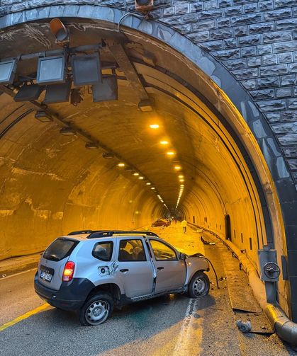 Tünel girişinde iki otomobil çarpıştı: 7 yaralı
