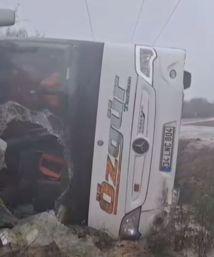 Polisleri taşıyan midibüs devrildi: 3 polis yaralı