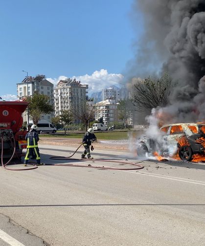 Alev alan otomobilindeki kedisini son anda kurtardı