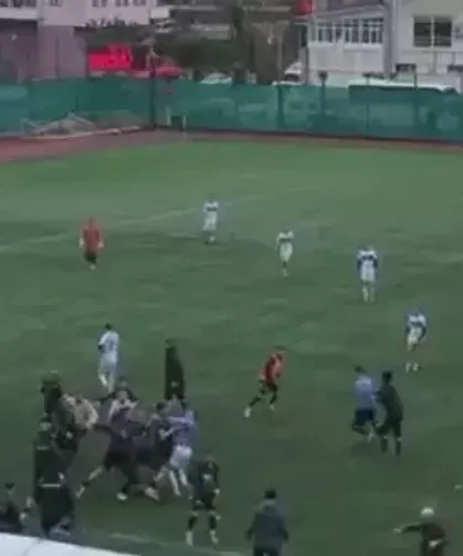 Amatör maçta tekmeli yumruklu kavga