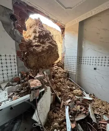 Cizre'de heyelan evde hasara neden oldu