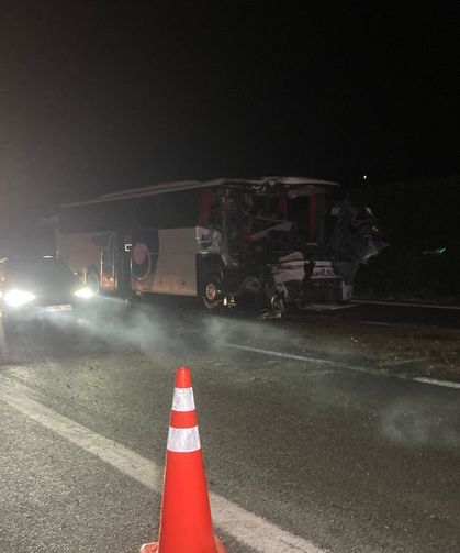 Yolcu otobüsü, TIR'a çarptı: 1 ölü, 15 yaralı