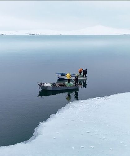 Bitlis'te Nazik Gölü'nde buzlar kısmen çözüldü