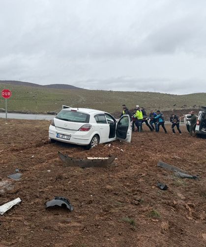Hafif ticari araçla otomobil çarpıştı: 1’i ağır, 13 yaralı