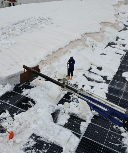 Bitlis'te işletmelerin çatılarında vinçle kar temizliği