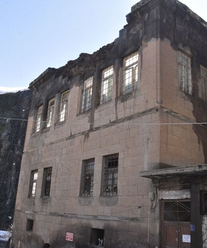 Bitlis’te yağışlar tarihi evleri çökertiyor