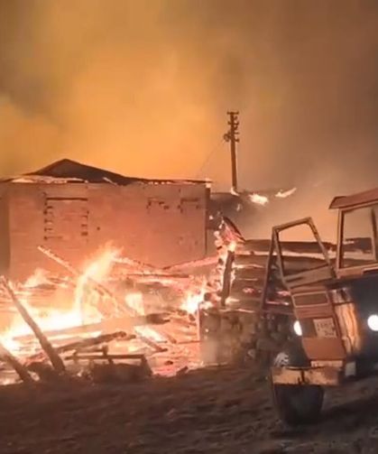 Yangında 4 ev ile 8 samanlık kullanılamaz hale geldi