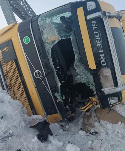Buzlanma nedeniyle 2 TIR devrildi; 1 yaralı