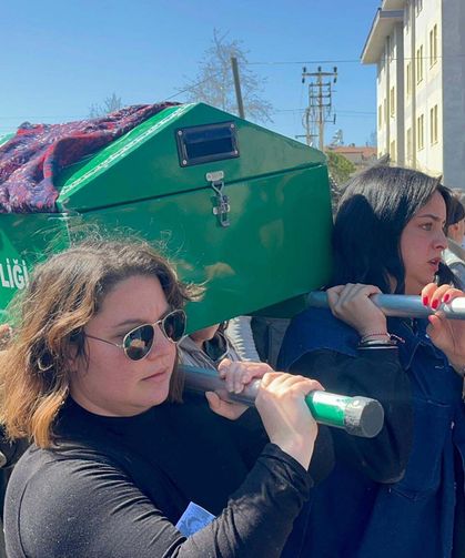 Eşi tarafından öldürülen Sermin’in tabutunu kadınlar taşıdı