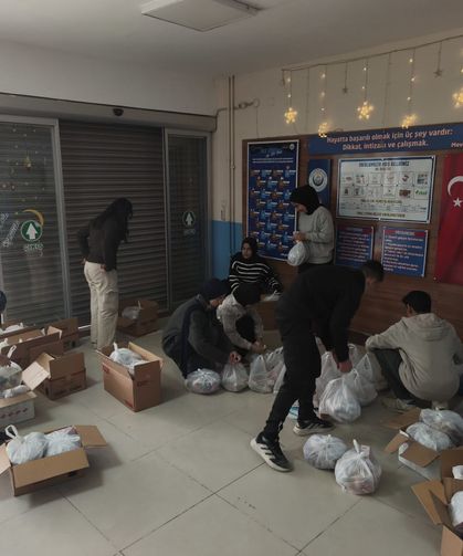 Mardin’de öğrencilerden ihtiyaç sahiplerine bayram desteği
