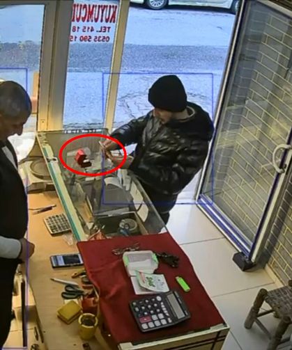 Girdiği kuyumcuda 60 bin liralık yüzüğü alıp kaçtı