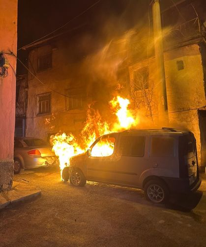 Hafif ticari aracı kundaklayan şüpheli tutuklandı