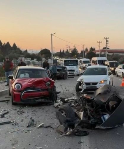 Üç aracın karıştığı zincirleme kaza: 3 yaralı