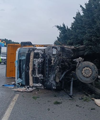 Kamyon bariyerlere çarpıp yan yattı; 1 yaralı