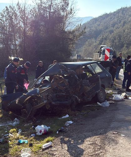 Kamyon ile otomobil çarpıştı: 1 ölü, 5 yaralı