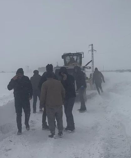 Kara saplanan 12 araç ve içindekiler kurtarıldı