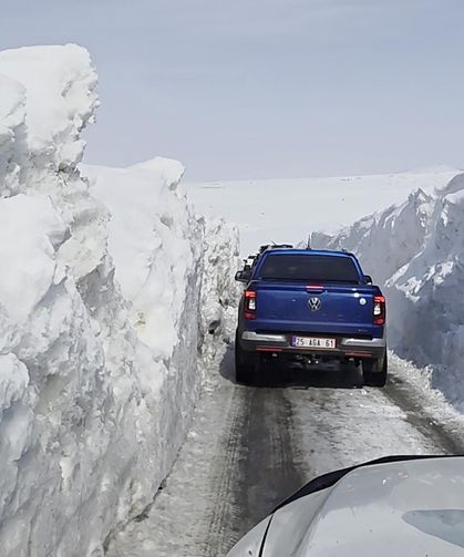 Öğrencilere yardım için kar tünellerini aştılar