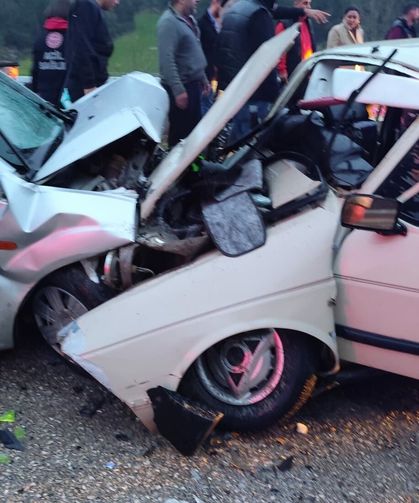 İki otomobil çarpıştı: 1 ölü, 6 yaralı