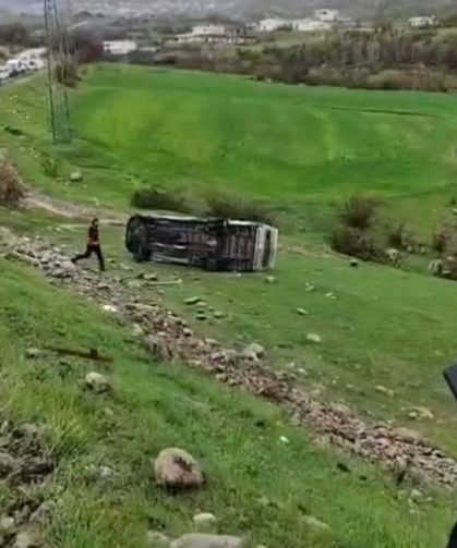 Şırnak’ta öğrenci servisi şarampole devrildi