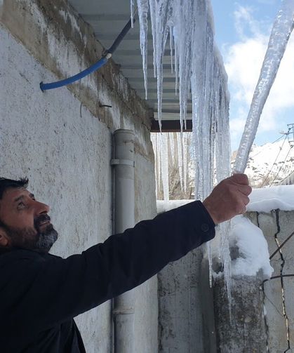 Termometreler eksi 18’i gösterdi, buz sarkıtları uzadı