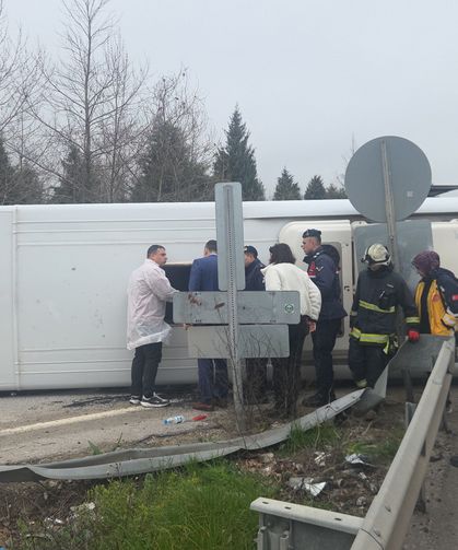 İşçi servis midibüsü devrildi: 1 ölü, 20 yaralı