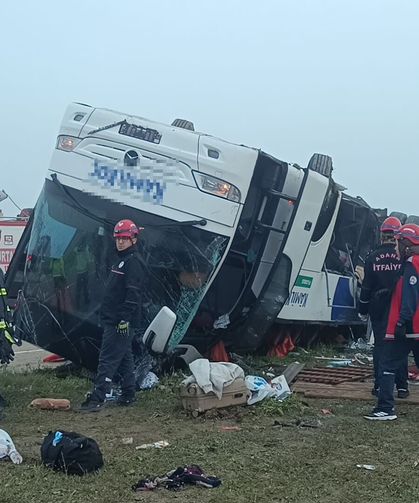Yolcu otobüsü refüje devrildi: 2 ölü, 20 yaralı
