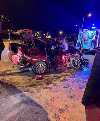 Minibüs ile otomobil çarpıştı: 1 ölü