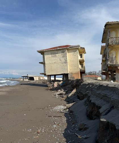 6 yıl önce tahliye edilen villalardan biri yan yattı
