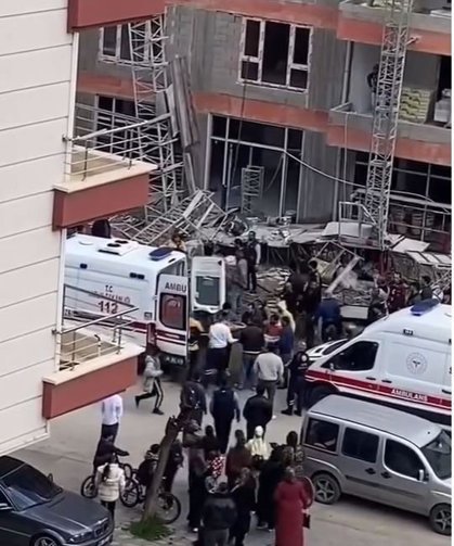 İnşaat iskelesi çöktü; 3 işçi yaralı
