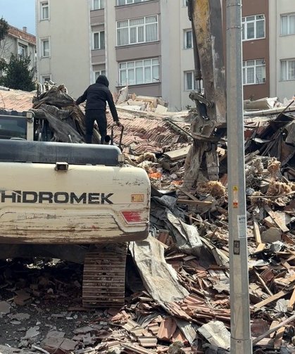 Yıkım sırasında bina çöktü, operatör kurtuldu