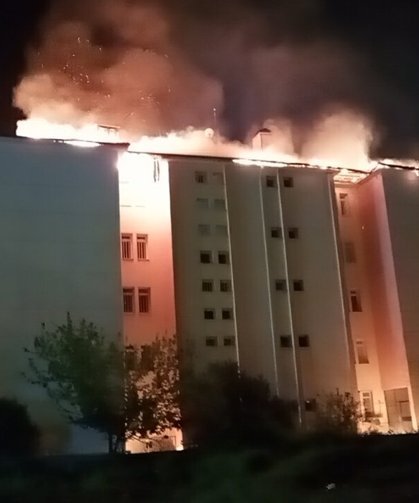 Yangın çıkan pansiyonda öğrenciler tahliye edildi