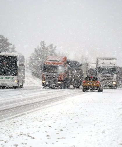Kars'ta kar yağışı nedeniyle ulaşım aksıyor