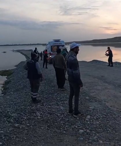 Çaya giren 2 çocuktan biri hayatını kaybetti