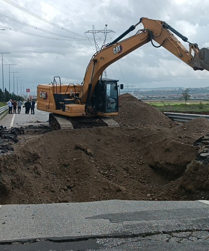 Batman'da yoğun yağış nedeniyle yol çöktü