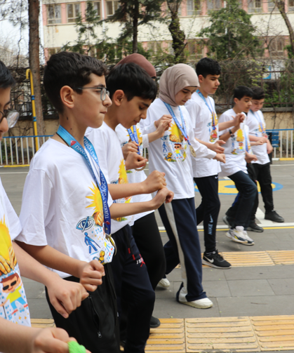 Madalyalar geldi, halay başladı