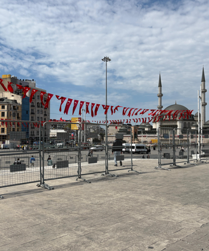Taksim'de 1 Mayıs hazırlıkları sürüyor