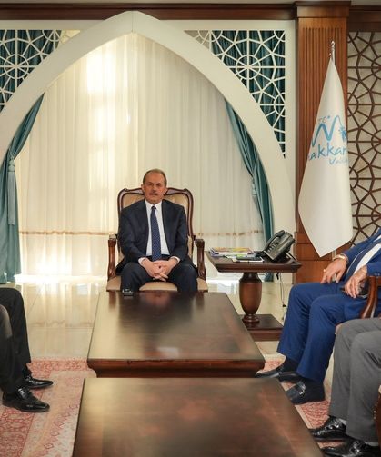 İş İnsanı Karahanlı’dan Vali Taşyapan’a ziyaret