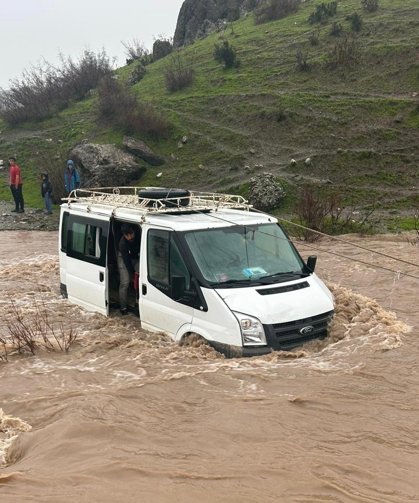 Kalp krizi geçirdi, yolda mahsur kaldı