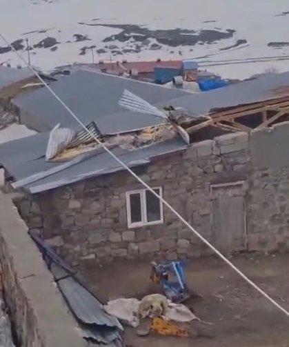 Kars'ta kuvvetli rüzgar çatıları uçurdu