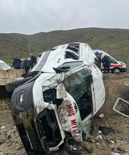 Muş’ta yolcu minibüsü dereye yuvarlandı: 16 yaralı